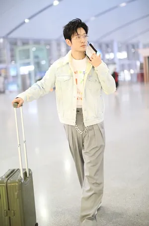 黄晓明牛仔外套时尚帅气机场照图片_3