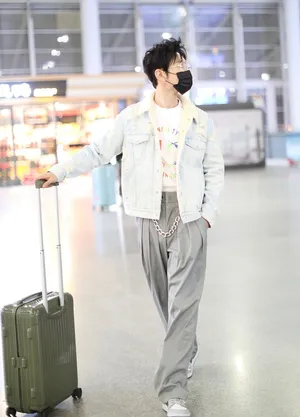 黄晓明牛仔外套时尚帅气机场照图片_5