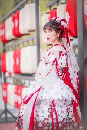 李艺彤lo裙造型养眼写真图片_6