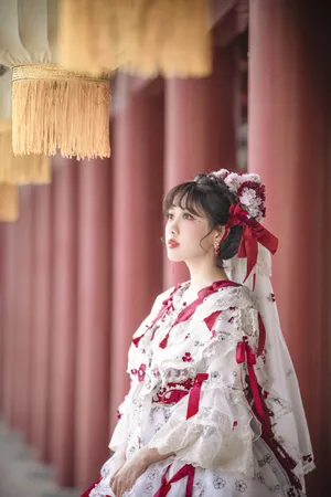 李艺彤lo裙造型养眼写真图片_11