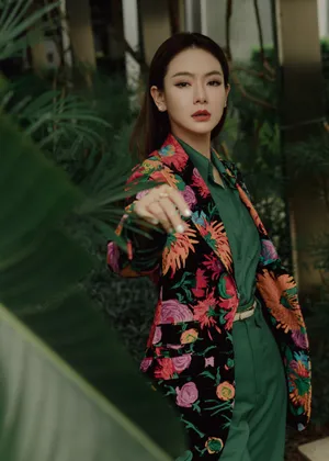 戚薇复古花纹西装酷飒写真图片_6