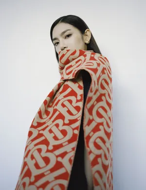 曾可妮字母围巾时尚写真图片_4