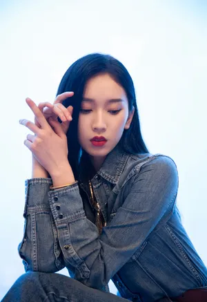 刘令姿牛仔套装甜酷写真图片