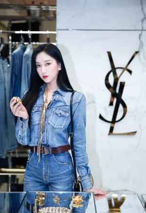 刘令姿牛仔套装甜酷写真图片_8