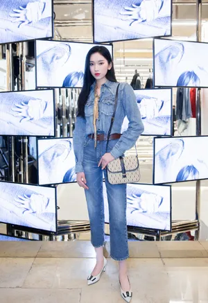 刘令姿牛仔套装甜酷写真图片_9