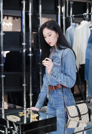 刘令姿牛仔套装甜酷写真图片_10