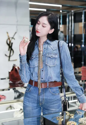 刘令姿牛仔套装甜酷写真图片_11