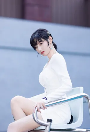 硬糖少女303赵粤露背白裙性感写真图片_2