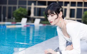 硬糖少女303赵粤露背白裙性感写真图片_3