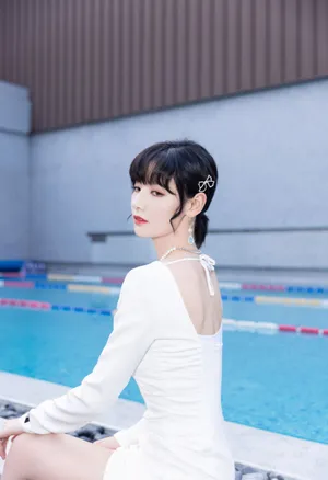 硬糖少女303赵粤露背白裙性感写真图片_4