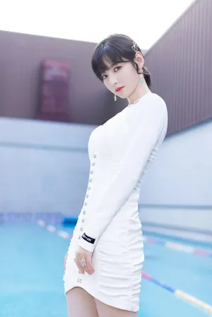 硬糖少女303赵粤露背白裙性感写真图片_6