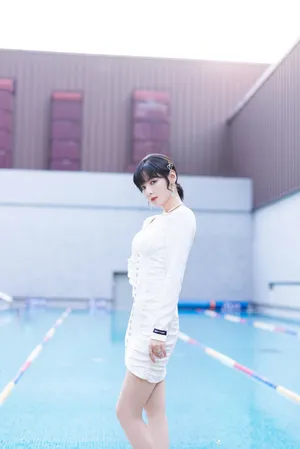 硬糖少女303赵粤露背白裙性感写真图片_7