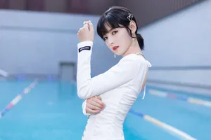 硬糖少女303赵粤露背白裙性感写真图片_8