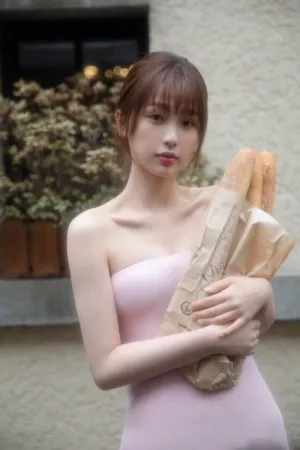 虞书欣粉裙甜美鲜花大片写真图片