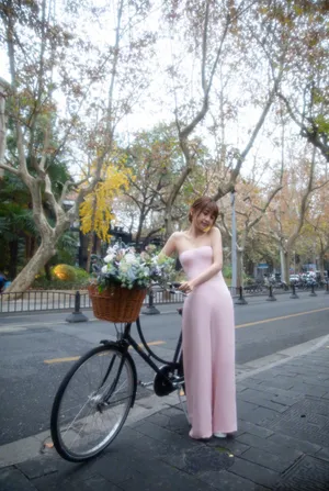 虞书欣粉裙甜美鲜花大片写真图片_1