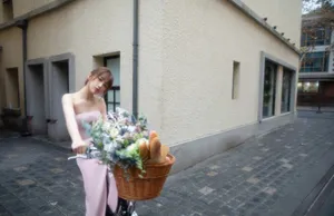 虞书欣粉裙甜美鲜花大片写真图片_2