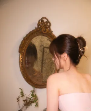 虞书欣粉裙甜美鲜花大片写真图片_7