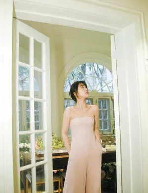 虞书欣粉裙甜美鲜花大片写真图片_8