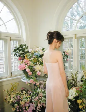 虞书欣粉裙甜美鲜花大片写真图片_10
