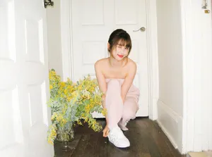 虞书欣粉裙甜美鲜花大片写真图片_12