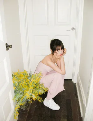 虞书欣粉裙甜美鲜花大片写真图片_13