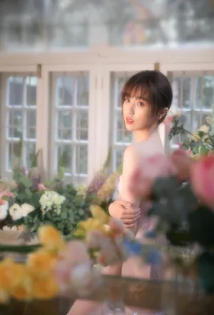 虞书欣粉裙甜美鲜花大片写真图片_16