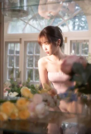 虞书欣粉裙甜美鲜花大片写真图片_18