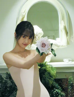 虞书欣粉裙甜美鲜花大片写真图片_21
