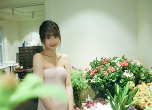 虞书欣粉裙甜美鲜花大片写真图片_22