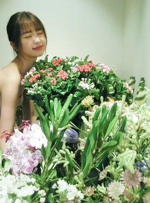 虞书欣粉裙甜美鲜花大片写真图片_23