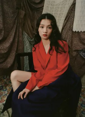 春夏水波纹卷发复古摩登写真图片