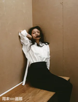 春夏水波纹卷发复古摩登写真图片_3