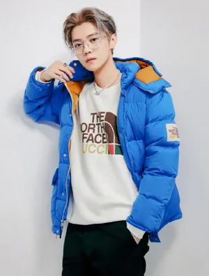 鹿晗蓝色羽绒服温暖冬装写真图片第1张