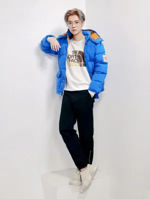 鹿晗蓝色羽绒服温暖冬装写真图片