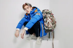 鹿晗蓝色羽绒服温暖冬装写真图片_3