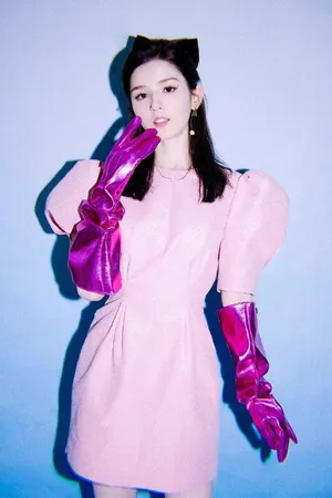 美女明星哈妮克孜粉红泡泡袖优雅写真_5