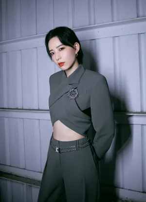 李斯丹妮露腰西服性感写真图片_1