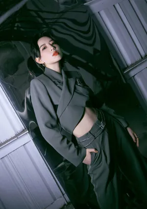 李斯丹妮露腰西服性感写真图片_2