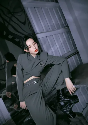 李斯丹妮露腰西服性感写真图片_3
