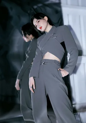 李斯丹妮露腰西服性感写真图片_4