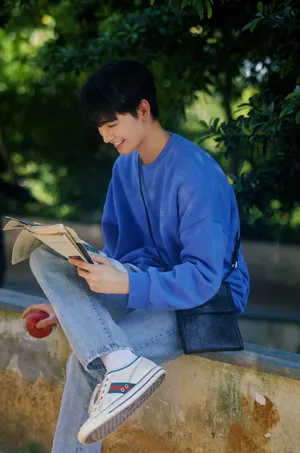 黄俊捷蓝色卫衣少年感写真图片_4