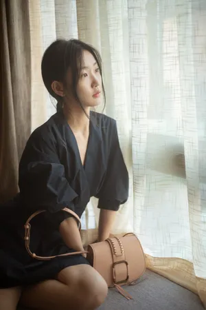 周依然黑裙少女甜美写真图片