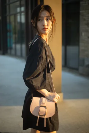周依然黑裙少女甜美写真图片_2