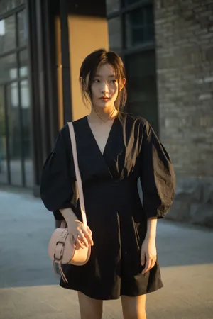 周依然黑裙少女甜美写真图片_3