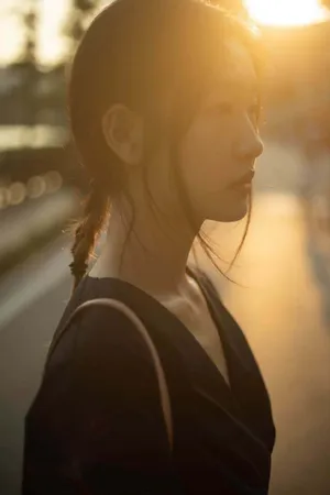 周依然黑裙少女甜美写真图片_6