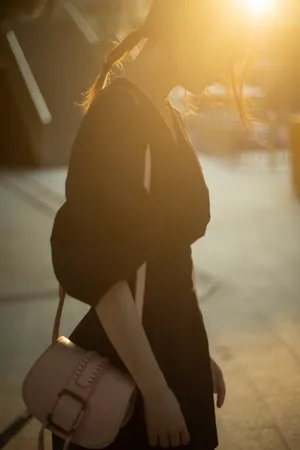 周依然黑裙少女甜美写真图片_7