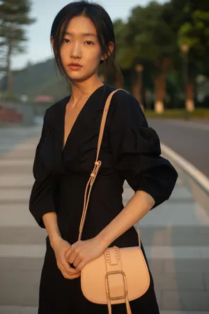 周依然黑裙少女甜美写真图片_8