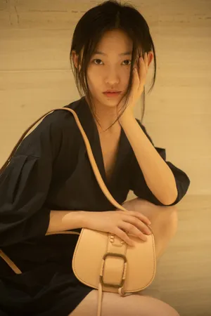 周依然黑裙少女甜美写真图片_9