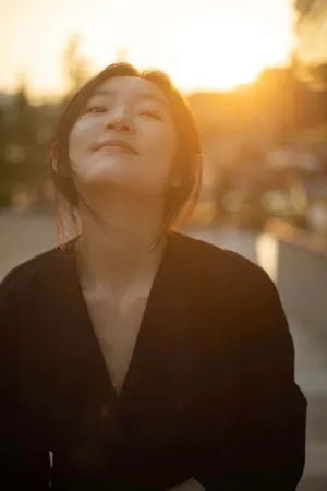 周依然黑裙少女甜美写真图片_11