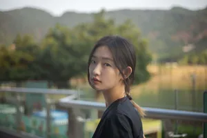 周依然黑裙少女甜美写真图片_15